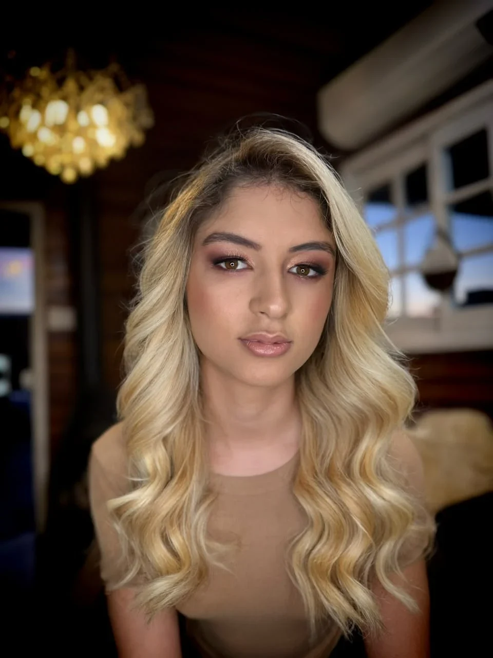 Cliente com loiro iluminado e ondas