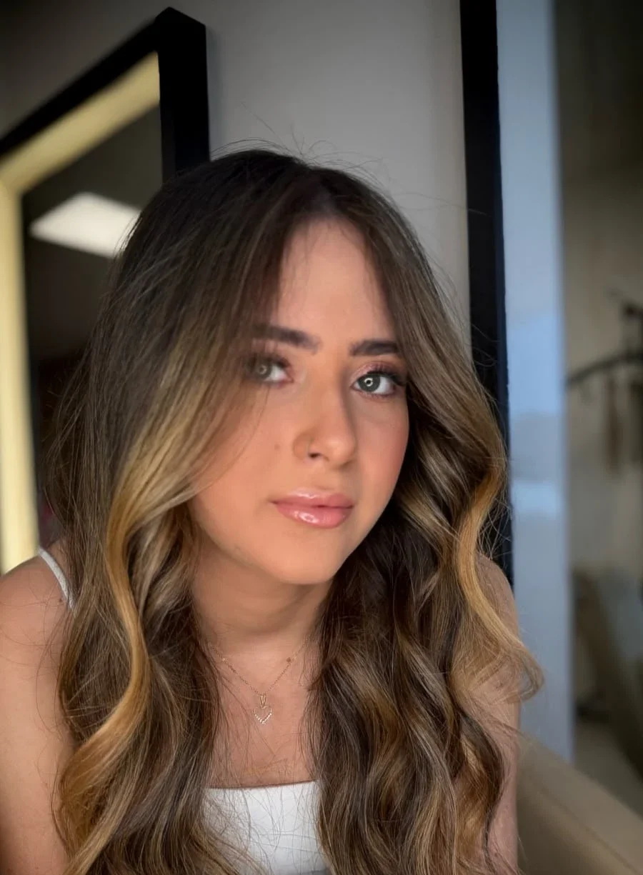 Cliente com mechas em tons de mel